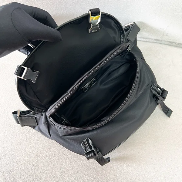 プラダ Re-Nylon レザー ショルダーバッグ クロスボディ 偽物 2VH17