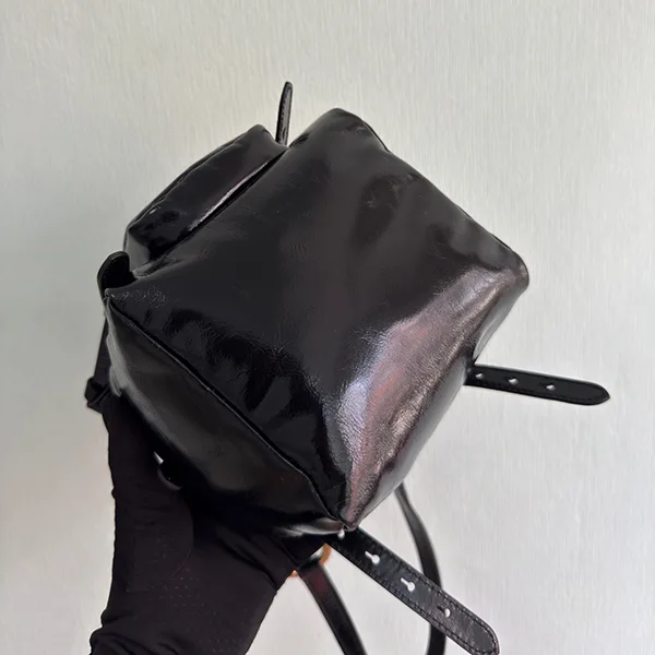 【TWICEサナ着用】プラダ ダングル レザー トップハンドル バッグ コピー 1BB137