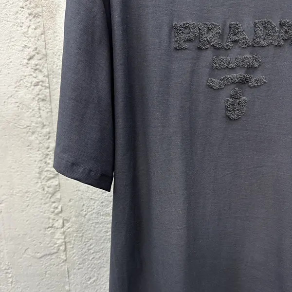 プラダ★ロゴ クルーネック コットン Tシャツ コピー UJN815