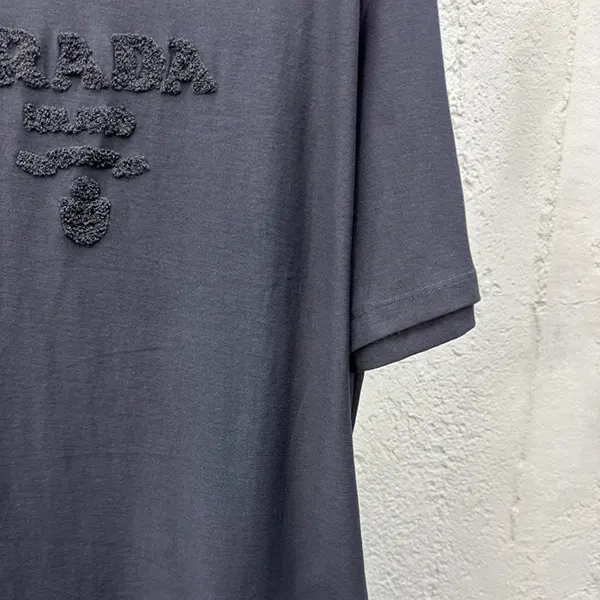 プラダ★ロゴ クルーネック コットン Tシャツ コピー UJN815