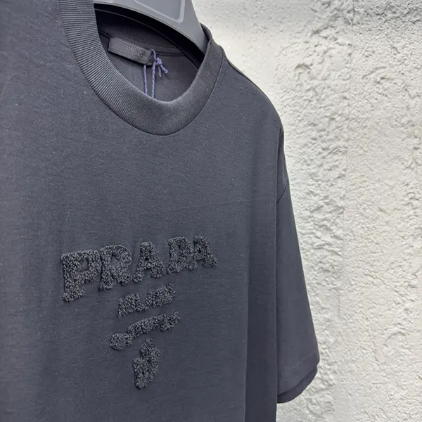 プラダ★ロゴ クルーネック コットン Tシャツ コピー UJN815