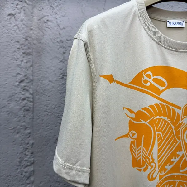 バーバリー EDK プリント コットンTシャツ 偽物 8096376