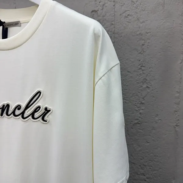 モンクレール 刺繍ロゴパッチ Tシャツ 偽物 半袖 K10918C000