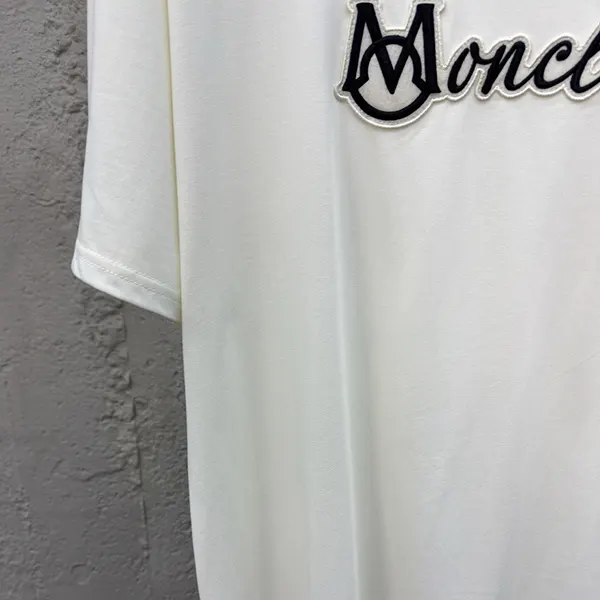 モンクレール 刺繍ロゴパッチ Tシャツ 偽物 半袖 K10918C000
