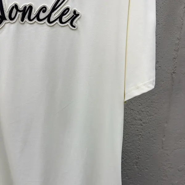 モンクレール 刺繍ロゴパッチ Tシャツ 偽物 半袖 K10918C000