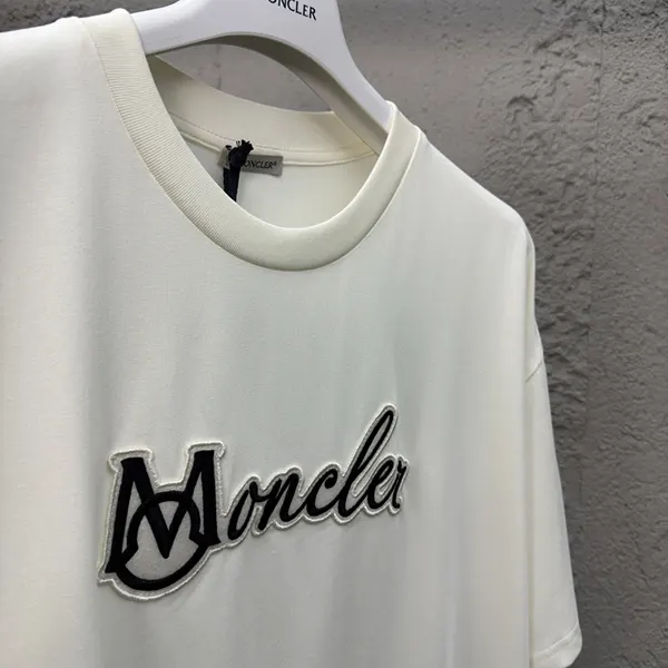 モンクレール 刺繍ロゴパッチ Tシャツ 偽物 半袖 K10918C000