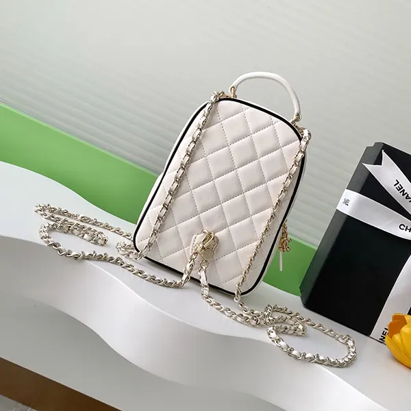 【バイカラーのラインがお洒落♪】シャネル ミニ バックパック コピー AP451