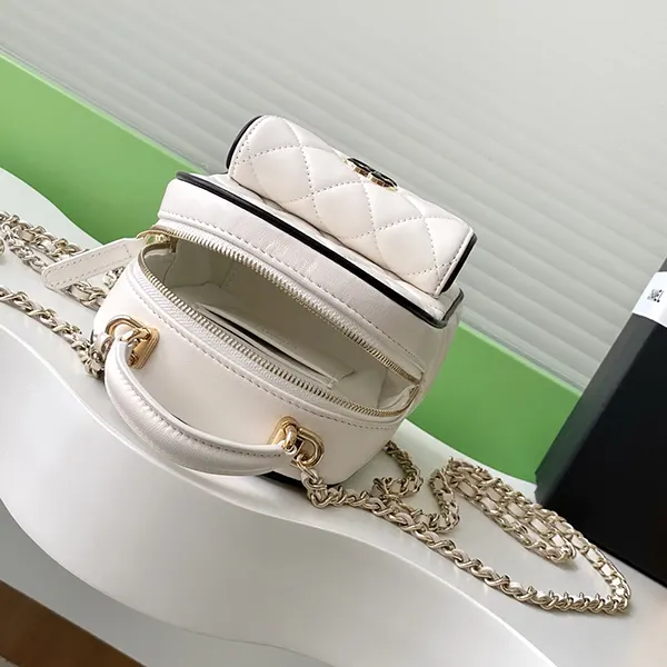 【バイカラーのラインがお洒落♪】シャネル ミニ バックパック コピー AP451