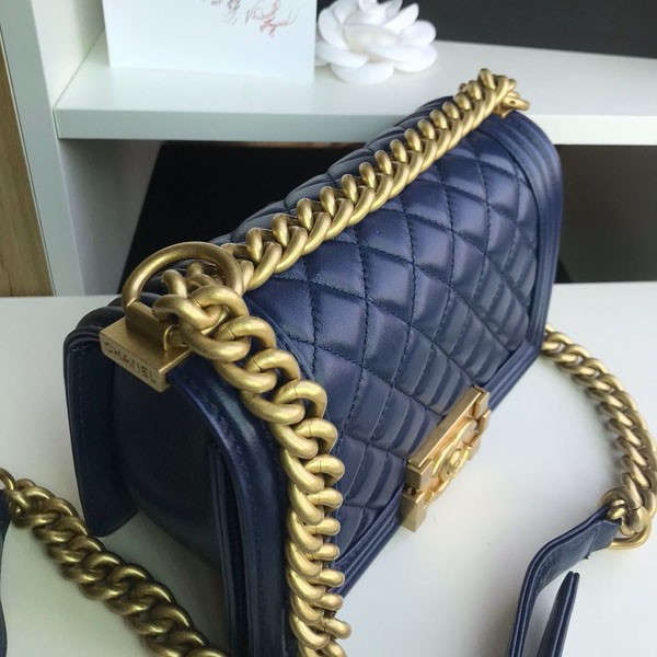 奇跡の再入荷!シャネル 偽物マトラッセ ボーイ シャネル ショルダーバッグ shw35268