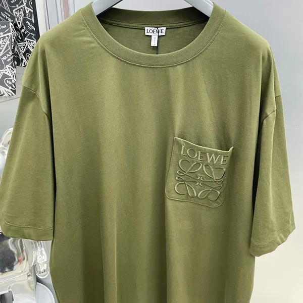 ロエベ お洒落コーデに◎エンボスアナグラムコットンTシャツ loa96212