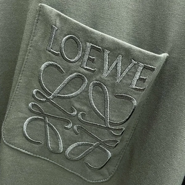ロエベ お洒落コーデに◎エンボスアナグラムコットンTシャツ loa96212