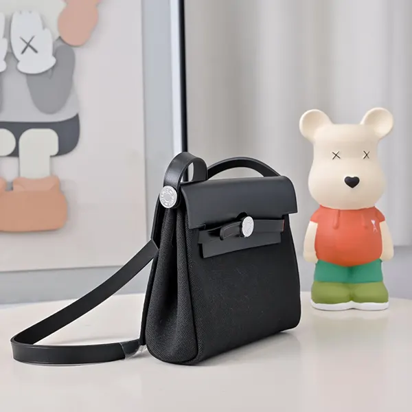 実用的でシンプルな可愛さ【エルメス コピー】Herbag Zip 20 バッグ 3色 H086430CCAA