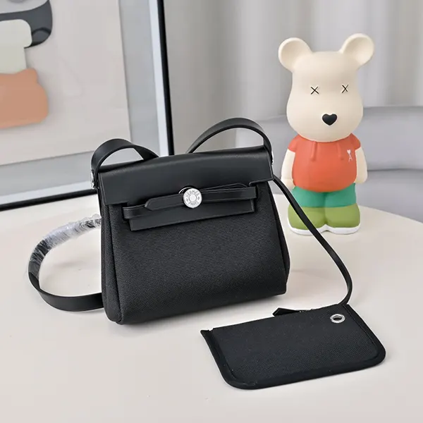 実用的でシンプルな可愛さ【エルメス コピー】Herbag Zip 20 バッグ 3色 H086430CCAA