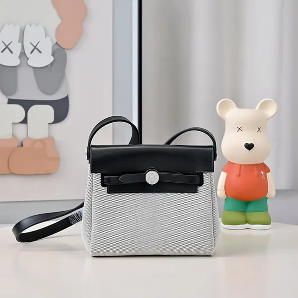 実用的でシンプルな可愛さ【エルメス コピー】Herbag Zip 20 バッグ 3色 H086430CCAA
