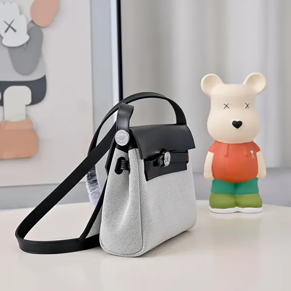 実用的でシンプルな可愛さ【エルメス コピー】Herbag Zip 20 バッグ 3色 H086430CCAA