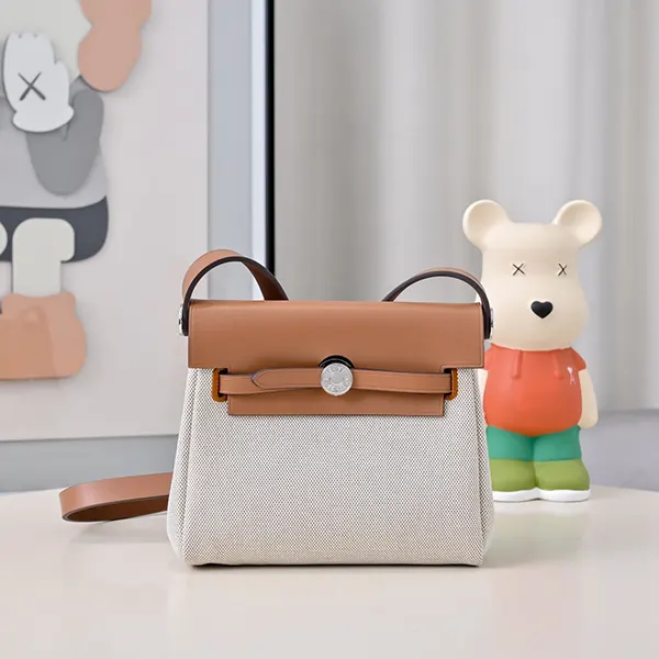 実用的でシンプルな可愛さ【エルメス コピー】Herbag Zip 20 バッグ 3色 H086430CCAA