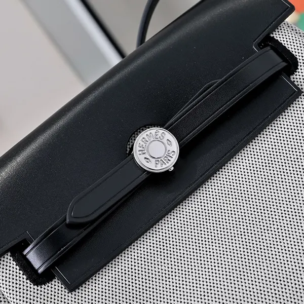 実用的でシンプルな可愛さ【エルメス コピー】Herbag Zip 20 バッグ 3色 H086430CCAA