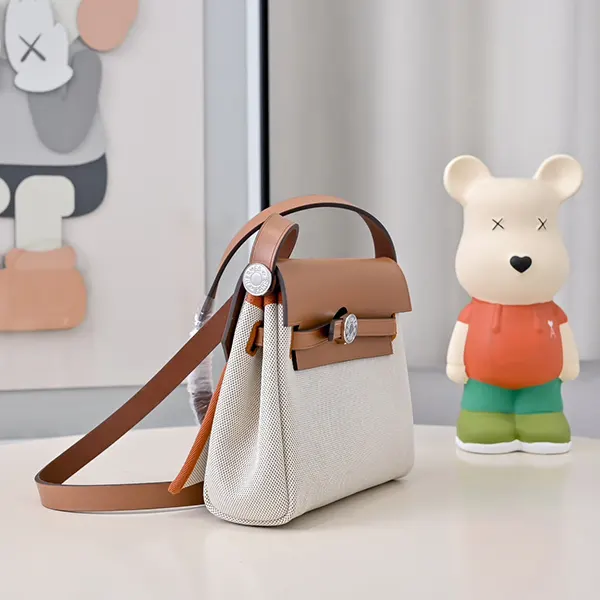 実用的でシンプルな可愛さ【エルメス コピー】Herbag Zip 20 バッグ 3色 H086430CCAA