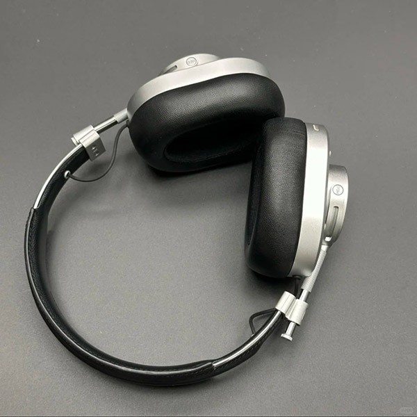 セリーヌ ヘッドフォン 偽物 スムースカーフスキン ロゴ刻印入り 4M3906AN8