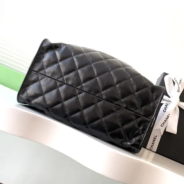 普段使いも特別な日も♡シャネル ホーボーバッグ 偽物 Black AS5311