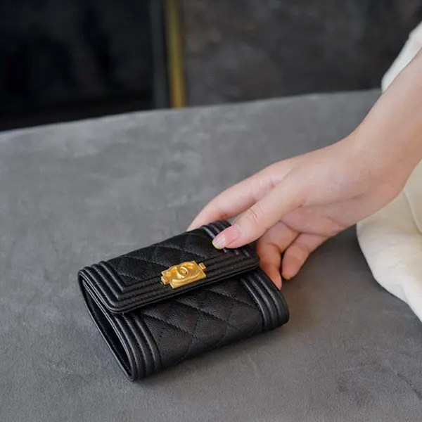 シャネル ボーイシャネル 偽物 三つ折り財布 A8073