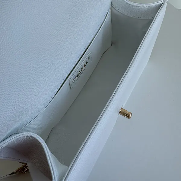 ☆タイムレスな定番アイテム☆ ボーイ シャネル 偽物 ハンドバッグ 白 A67086