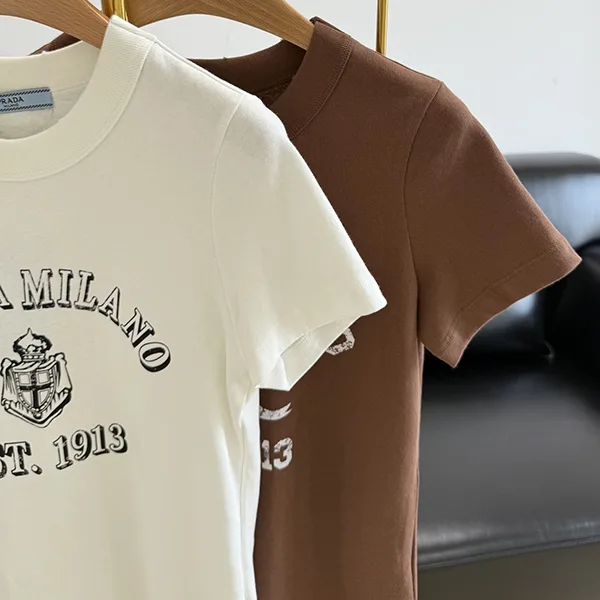 激安価格!プラダ コピー コットン クルーネック 半袖 プリントTシャツ ロゴ付き 2色 puq05223