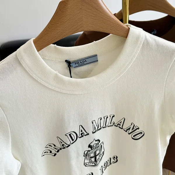 激安価格!プラダ コピー コットン クルーネック 半袖 プリントTシャツ ロゴ付き 2色 puq05223