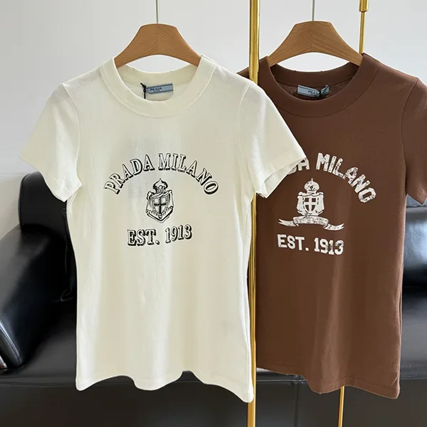 激安価格!プラダ コピー コットン クルーネック 半袖 プリントTシャツ ロゴ付き 2色 puq05223