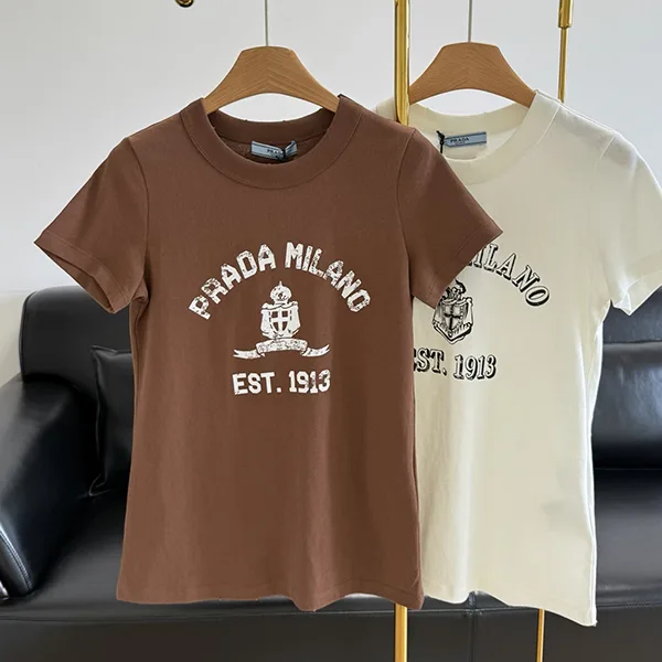 激安価格!プラダ コピー コットン クルーネック 半袖 プリントTシャツ ロゴ付き 2色 puq05223