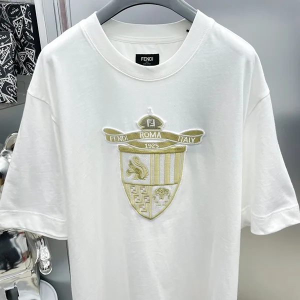 完売必至フェンディ フェイク 創立100周年エンブレム ネイビーコットン Tシャツ fex73456