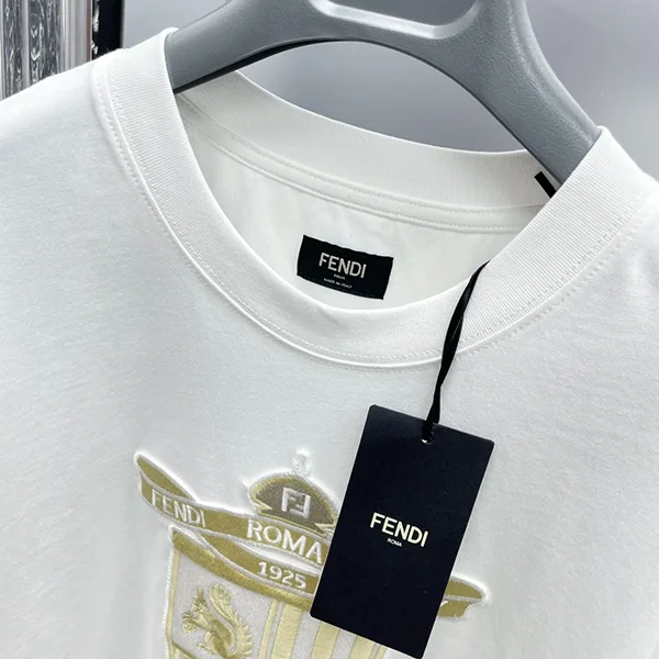 完売必至フェンディ フェイク 創立100周年エンブレム ネイビーコットン Tシャツ fex73456