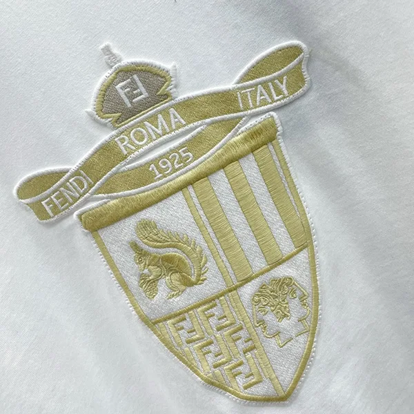 完売必至フェンディ フェイク 創立100周年エンブレム ネイビーコットン Tシャツ fex73456