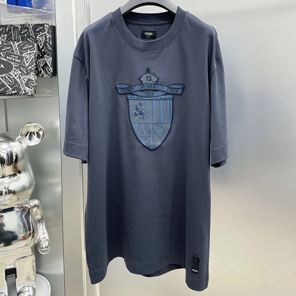 フェンディ パチモン 創立100周年エンブレム ネイビーコットン Tシャツ fef67210