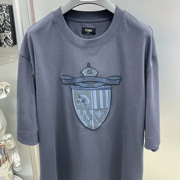 フェンディ パチモン 創立100周年エンブレム ネイビーコットン Tシャツ fef67210