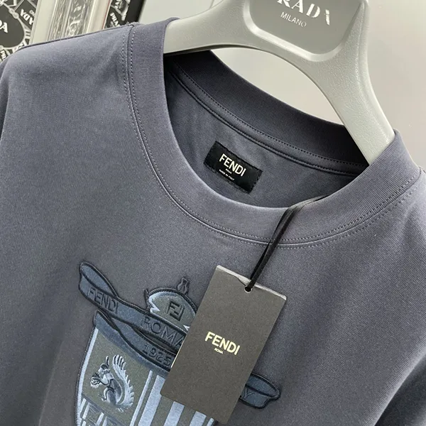 フェンディ パチモン 創立100周年エンブレム ネイビーコットン Tシャツ fef67210