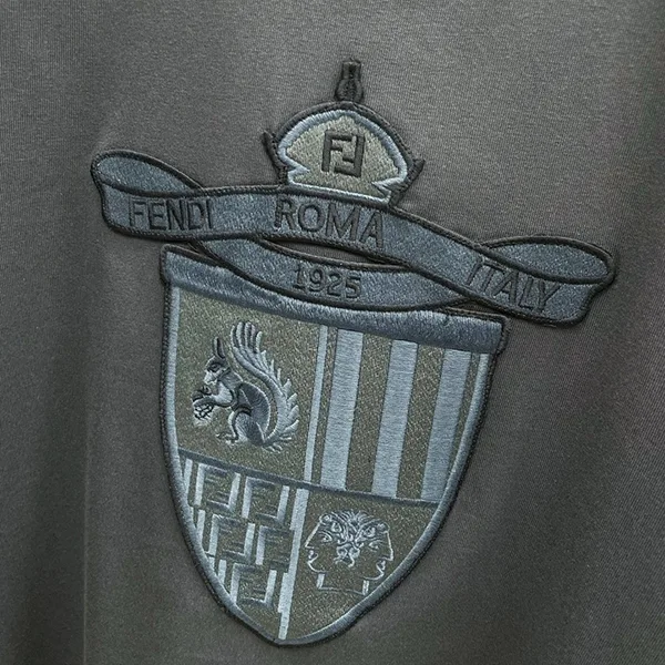 フェンディ パチモン 創立100周年エンブレム ネイビーコットン Tシャツ fef67210