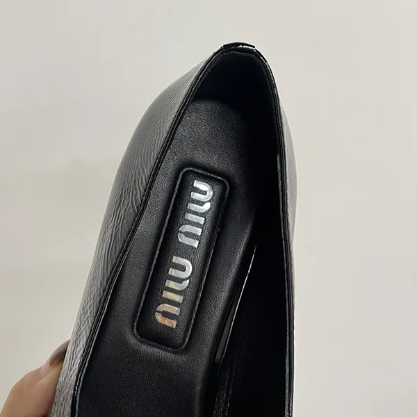 新デザインミュウミュウ 偽物 リボン付 パテントレザー パンプス ブラック myu35256