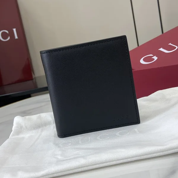 グッチ 偽物 GGエンブレム エンボス フラップ ウォレット gub48810