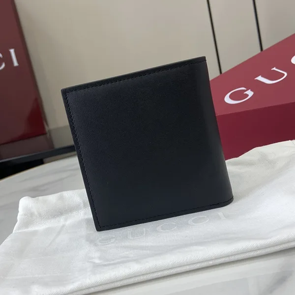 グッチ 偽物 GGエンブレム エンボス フラップ ウォレット gub48810