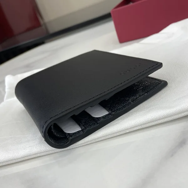 グッチ 偽物 GGエンブレム エンボス フラップ ウォレット gub48810