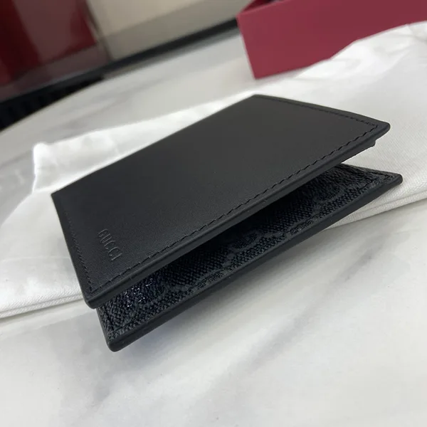グッチ 偽物 GGエンブレム エンボス フラップ ウォレット gub48810
