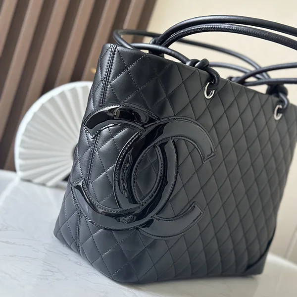 目を惹くカラーシャネル コピー商品 カンボンライン ラージトートバッグ shq63700