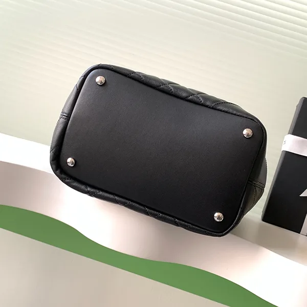 激安価格!シャネル パチモン カンボンライン ラムスキン パテントレザー ハンドバッグ shc33613