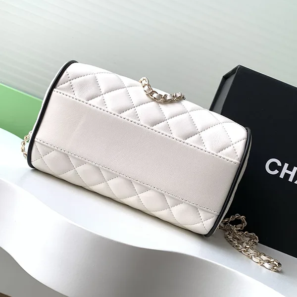 最新でオシャレシャネル チェーン クラッチ バッグ shs59432