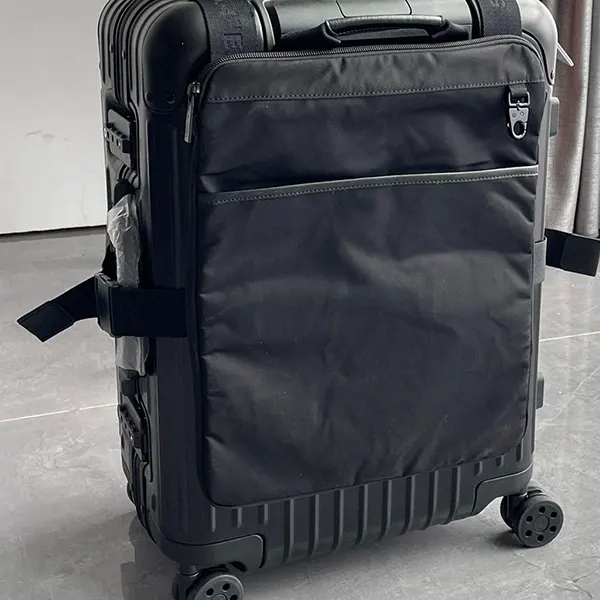 絶対欲しい!リモワ Cabinスーツケース用ハーネスにもなる兼用バック rij82216
