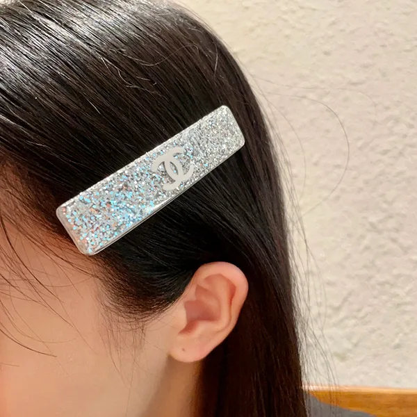 セレブ多数愛用シャネル スーパーコピー CCロゴ ヘアクリップ shw99651
