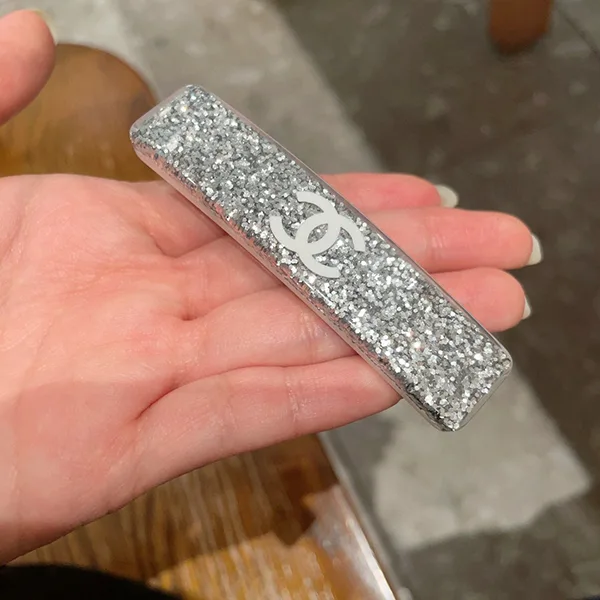 セレブ多数愛用シャネル スーパーコピー CCロゴ ヘアクリップ shw99651