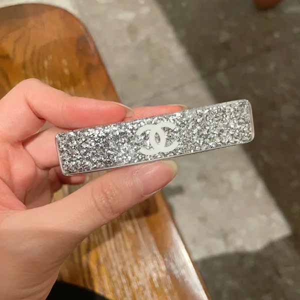 セレブ多数愛用シャネル スーパーコピー CCロゴ ヘアクリップ shw99651