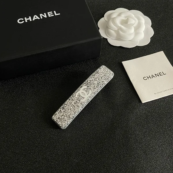 セレブ多数愛用シャネル スーパーコピー CCロゴ ヘアクリップ shw99651